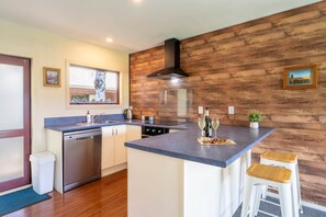 Fridge, microwave, oven, stovetop - Cozy | Functional | Private - HS5214 (Hanmer Springs)