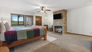 2 bedrooms, iron/ironing board, free WiFi, bed sheets - 2 bd/2ba, Deck Space, Ticket Deals and 2 minutes to Silver Dollar City! (Branson)