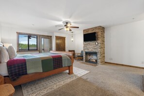 2 bedrooms, iron/ironing board, free WiFi, bed sheets - 2 bd/2ba, Deck Space, Ticket Deals and 2 minutes to Silver Dollar City! (Branson)