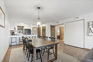 Dining - 2 bd/2ba, Deck Space, Ticket Deals and 2 minutes to Silver Dollar City! (Branson)
