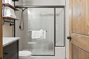 Dusche, Haartrockner, Handtücher