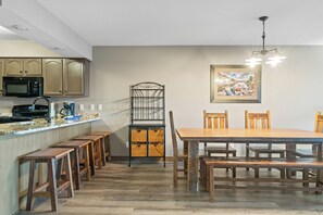 Dining - 2BD/2Ba Lake Community Condo, Resort Amenities, Ticket Deals Sleep up to 10! (Branson)