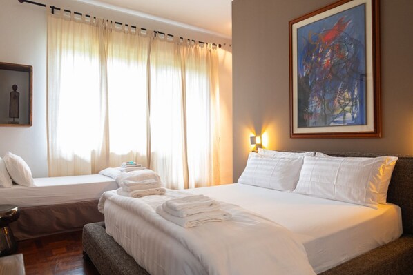 5 habitaciones, tabla de planchar con plancha, wifi y ropa de cama 