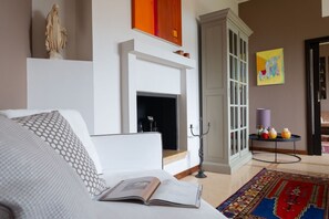 Televisión y chimenea 
