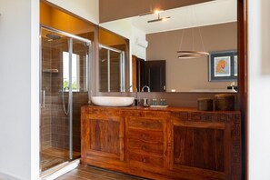 Dusche, Haartrockner, Bidet, Handtücher