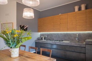 Réfrigérateur, four à micro-ondes, un four, surface de cuisson