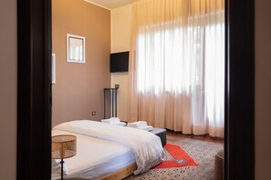 5 bedrooms, iron/ironing board, WiFi, bed sheets