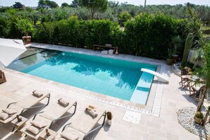 Una piscina al aire libre, una piscina climatizada