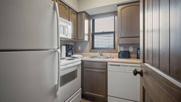 Coffee/tea maker, fridge, microwave, oven