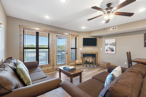 تلفزيون ذكي، مدفأة، مشغل دي في دي