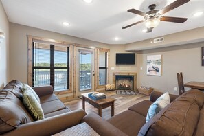 Smart TV, caminetto, lettore DVD