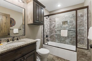 Douche, sèche-cheveux, serviettes fournies