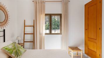 2 chambres, fer et planche à repasser, Wi-Fi gratuit, draps fournis