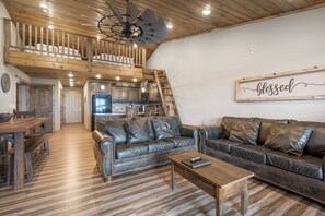 Smart-tv, een open haard en een dvd-speler