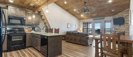 Køleskab, mikrobølgeovn, ovn, kogeplade