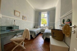 2 soverom, skrivebord, strykejern/-brett og wi-fi (inkludert)