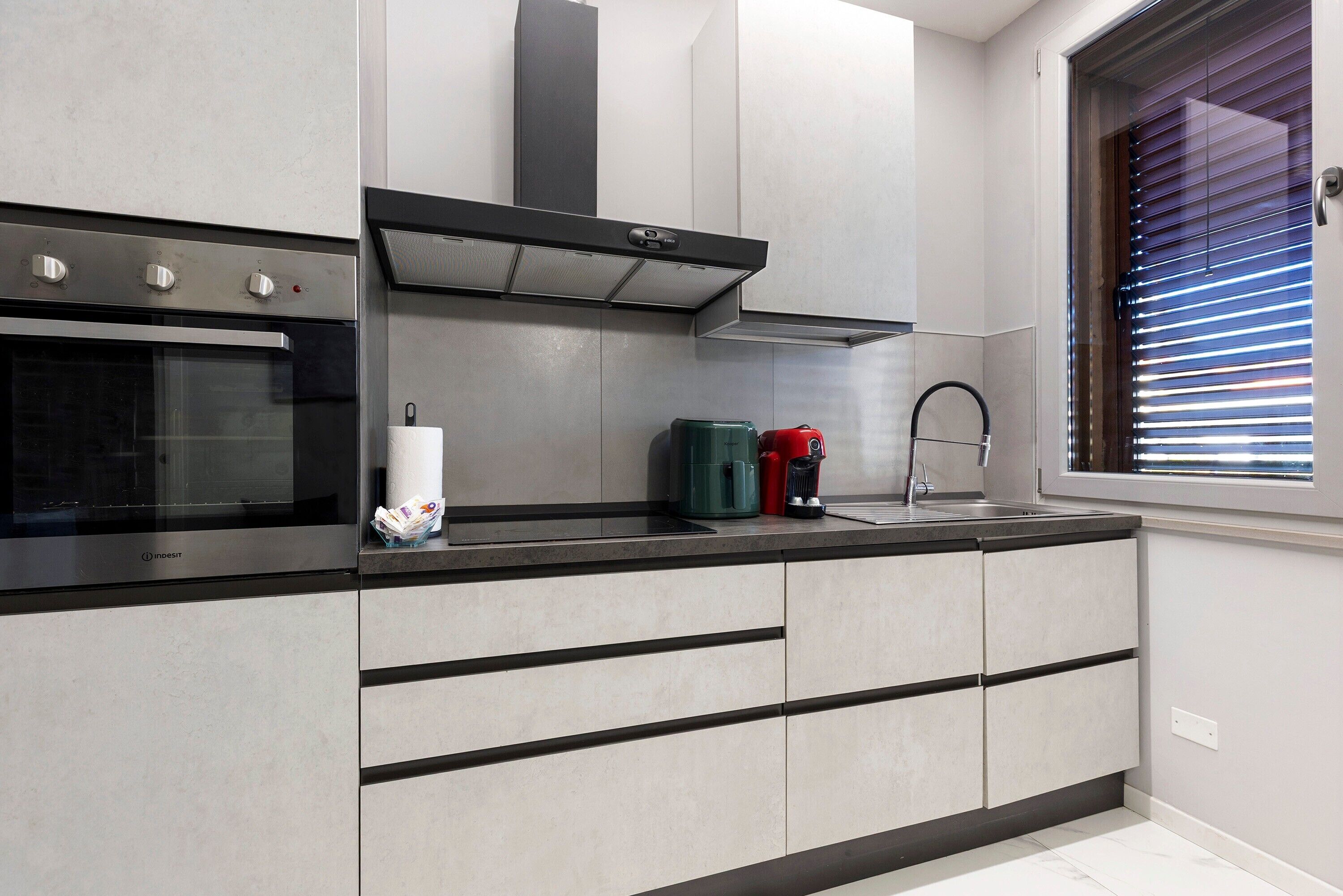 Ofen, Herdplatte, Geschirrspüler, Wasserkocher mit Kaffee-/Teezubehör