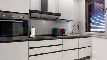 Ofen, Herdplatte, Geschirrspüler, Wasserkocher mit Kaffee-/Teezubehör