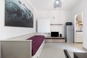 1 bedroom, free WiFi, bed sheets - Apartment 'La Pelusa Peschiera' with Shared Pool, Wi-Fi and Air Conditioning (Peschiera del Garda)