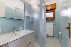 Dusche, Haartrockner, Handtücher