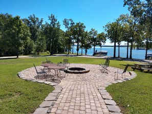 Outdoor dining - Morning Coffee with Lake Views Starts Here (Branson)