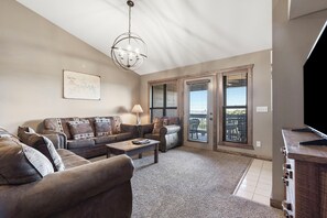 Smart TV, fireplace, DVD player - 2 BD Lake Condo CLOSE to Silver Dollar City, Sleeps 10! Ticket Deals & Resort Perks! (Branson)