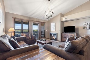 Smart TV, fireplace, DVD player - 2 BD Lake Condo CLOSE to Silver Dollar City, Sleeps 10! Ticket Deals & Resort Perks! (Branson)