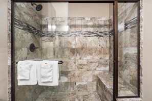 Shower, hair dryer, towels - Studio Condo overlooking Table Rock Lake, 2 min to SDC, Ticket Deals, Resort Perks! (Branson)