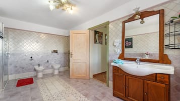 Bruser, hårtørrer, håndklæder