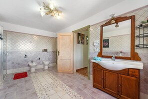 Regadera, secadora de cabello, toallas 