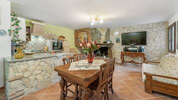 TV, lareira, aparelho de som