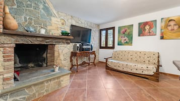 TV, fireplace, stereo