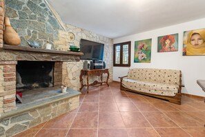 TV, fireplace, stereo