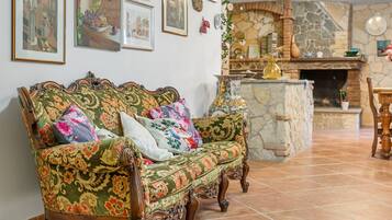 Fernseher, Kamin, Stereoanlage