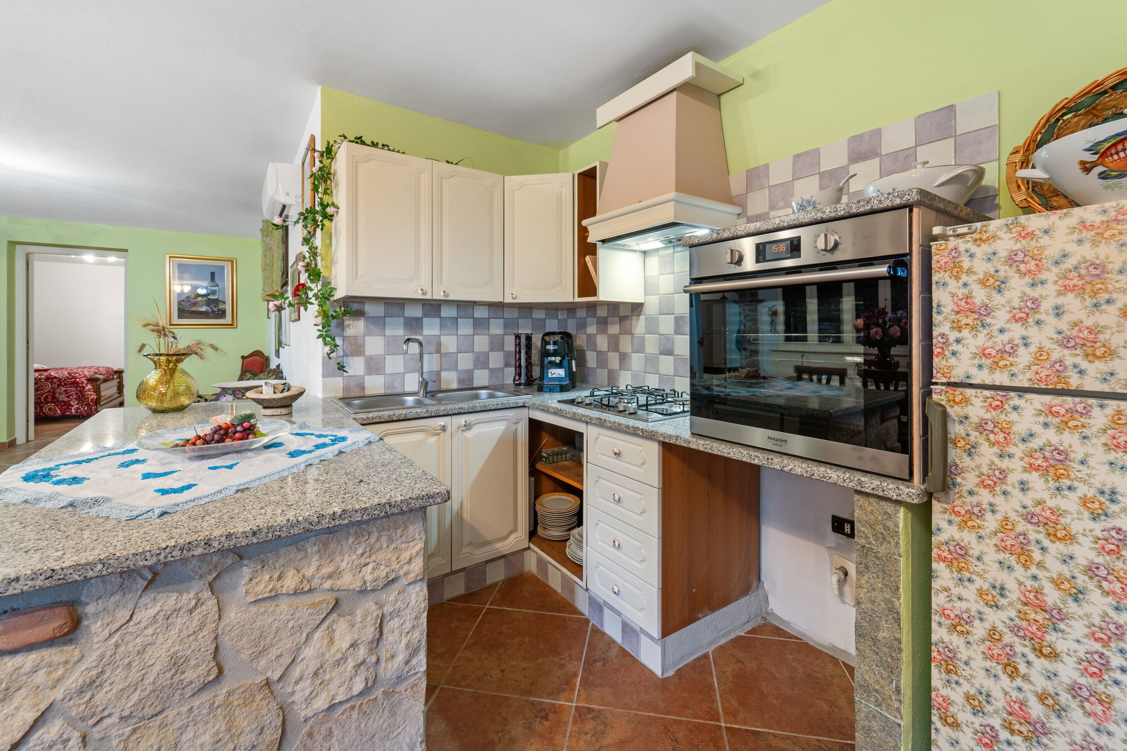 Fridge, oven, stovetop, coffee/tea maker