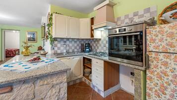 Fridge, oven, stovetop, coffee/tea maker