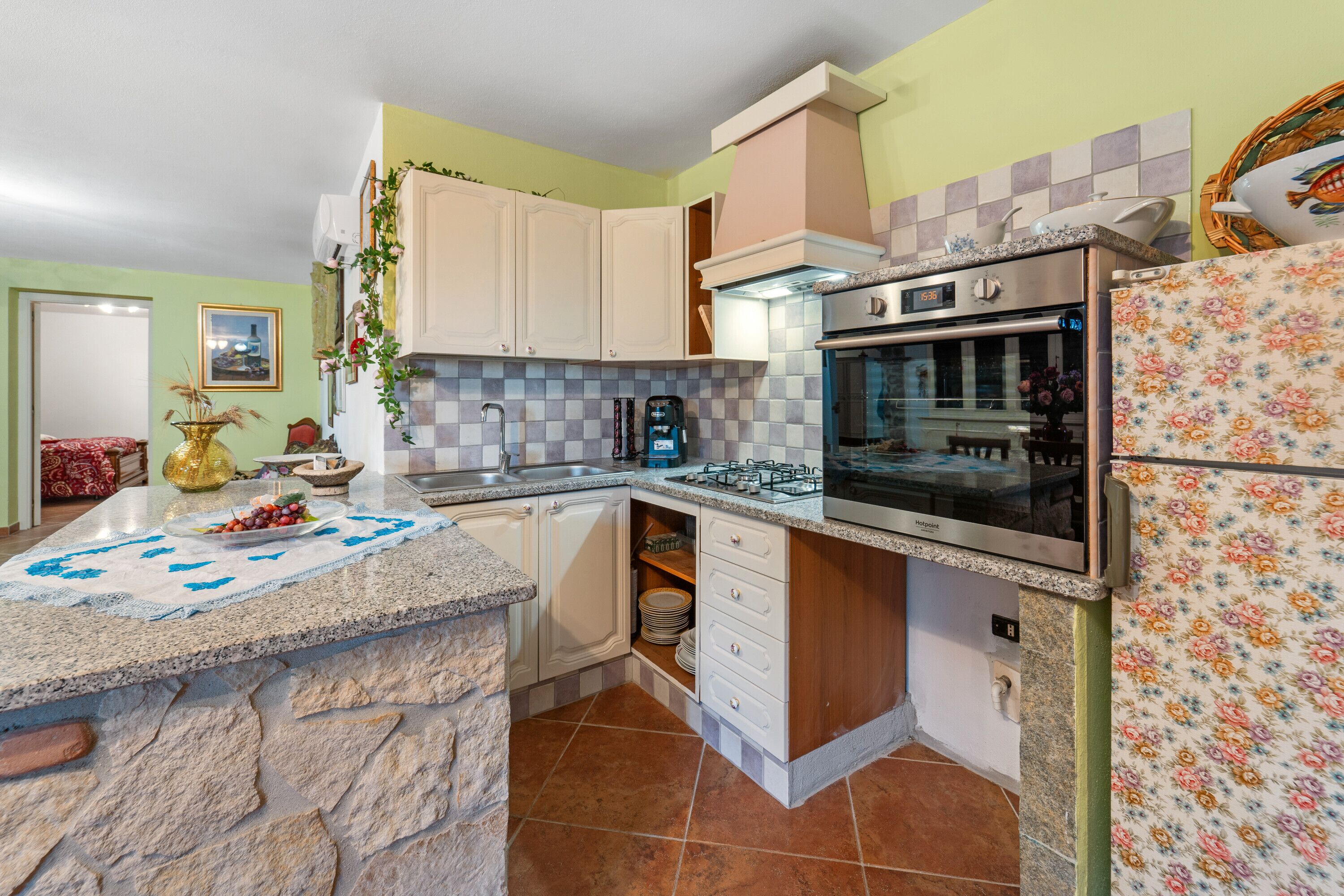 Jääkaappi, uuni, liesi, kahvin-/teenkeitin