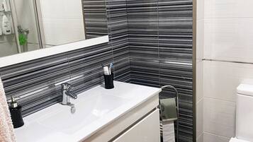 Een douche, een haardroger, handdoeken