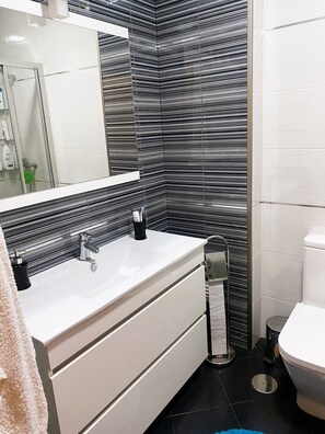 Shower, hair dryer, towels