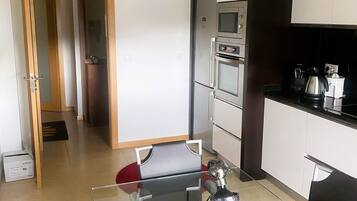 Een koelkast, een magnetron, een oven, een kookplaat