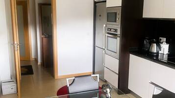 Kylskåp, mikrovågsugn, ugn och spishäll