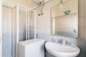 Douche, sèche-cheveux, serviettes fournies