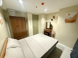 2 bedrooms, iron/ironing board, free WiFi, bed sheets - New  2-bedroom condo with WiFi & Netflix
2 minutes  walk to Ayala Mall (Cebu City)