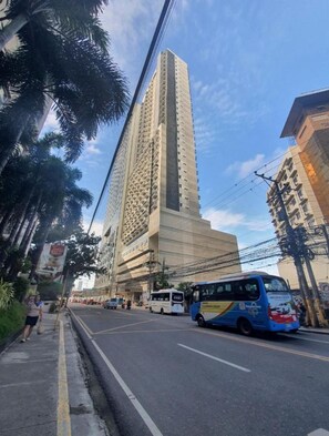 Exterior - New  2-bedroom condo with WiFi & Netflix
2 minutes  walk to Ayala Mall (Cebu City)