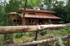 Exterior - La Palombière – A Cozy Cabin for Ultimate Relaxation and Forest Views (Saint-Symphorien)