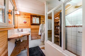 Dusche, Haartrockner, Handtücher
