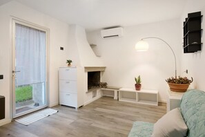 Een televisie, een open haard en videogames