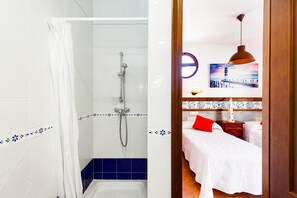 Chuveiro, secador de cabelo, toalhas de banho 