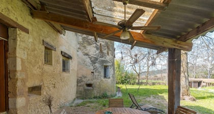 SĂ©jour authentique dans un appartement de charme au cĆur dâun chĂąteau provençal