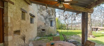 An authentic stay in a charming apartment in the heart of a Provençal château